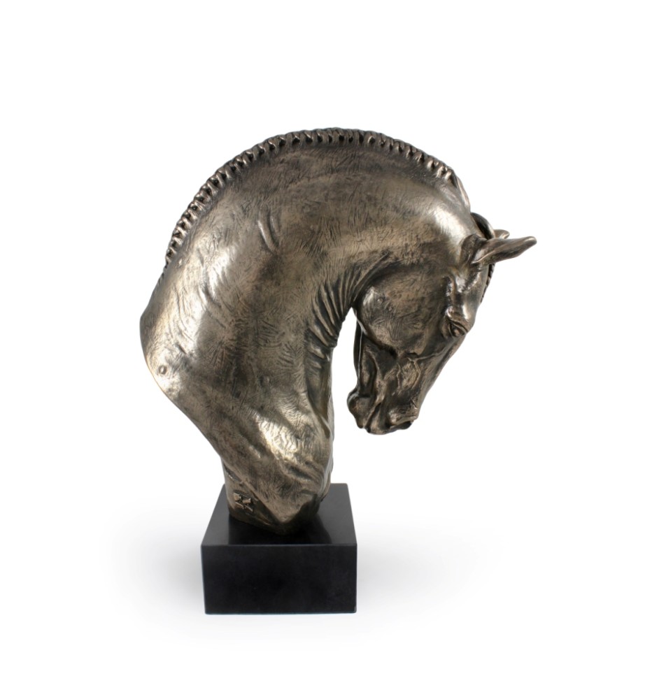 Cheval andalou - une grande statuette avec un cheval, un buste sur un socle en pierre, un prix prestigieux dans le concours de la marque Art-Dog