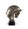 Andalusisches Pferd - eine große Statue mit einem Pferd, ein Büste auf einem steinernen Sockel, ein prestigeträchtiger Preis im Wettbewerb der Marke Art-Dog