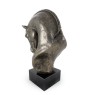 Cheval andalou - une grande statuette avec un cheval, un buste sur un socle en pierre, un prix prestigieux dans le concours de la marque Art-Dog