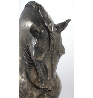 Andalusisches Pferd - eine große Statue mit einem Pferd, ein Büste auf einem steinernen Sockel, ein prestigeträchtiger Preis im Wettbewerb der Marke Art-Dog