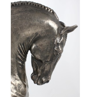 Cheval andalou - une grande statuette avec un cheval, un buste sur un socle en pierre, un prix prestigieux dans le concours de la marque Art-Dog