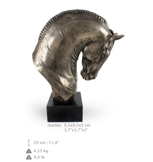 Cheval andalou - une grande statuette avec un cheval, un buste sur un socle en pierre, un prix prestigieux dans le concours de la marque Art-Dog