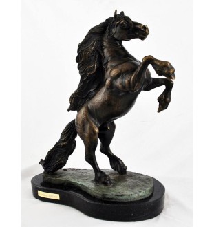 Cheval bai - une statuette exclusive de cheval, une décoration intérieure de luxe, une édition spéciale de figurines de la marque Art-Dog