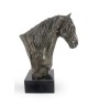 Cheval bai - une élégante statuette, un buste de cheval sur un socle en pierre, un trophée pour les courses de chevaux de la marque Art-Dog