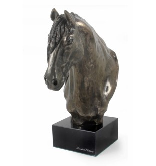 Cheval bai - une élégante statuette, un buste de cheval sur un socle en pierre, un trophée pour les courses de chevaux de la marque Art-Dog