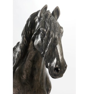 Cheval bai - une élégante statuette, un buste de cheval sur un socle en pierre, un trophée pour les courses de chevaux de la marque Art-Dog