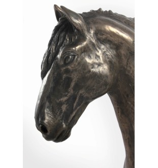 Cheval bai - une élégante statuette, un buste de cheval sur un socle en pierre, un trophée pour les courses de chevaux de la marque Art-Dog