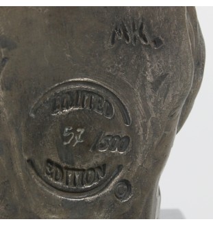 Cheval bai - une élégante statuette, un buste de cheval sur un socle en pierre, un trophée pour les courses de chevaux de la marque Art-Dog