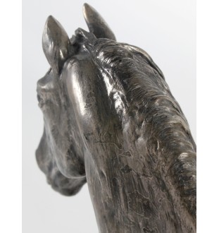 Cheval bai - une élégante statuette, un buste de cheval sur un socle en pierre, un trophée pour les courses de chevaux de la marque Art-Dog