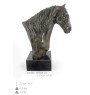 Cheval bai - une élégante statuette, un buste de cheval sur un socle en pierre, un trophée pour les courses de chevaux de la marque Art-Dog