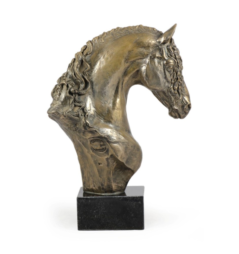Friesisches Pferd Mary - eine große Statue mit einem Pferd, ein Büste auf einem steinernen Sockel, ein prestigeträchtiger Preis im Wettbewerb der Marke Art-Dog
