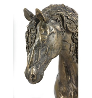 Friesisches Pferd Mary - eine große Statue mit einem Pferd, ein Büste auf einem steinernen Sockel, ein prestigeträchtiger Preis im Wettbewerb der Marke Art-Dog