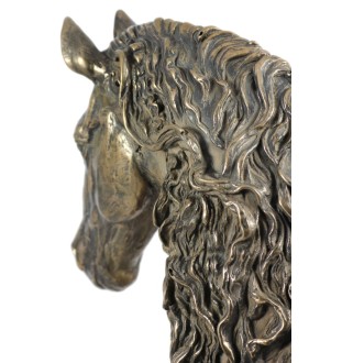 Friesisches Pferd Mary - eine große Statue mit einem Pferd, ein Büste auf einem steinernen Sockel, ein prestigeträchtiger Preis im Wettbewerb der Marke Art-Dog