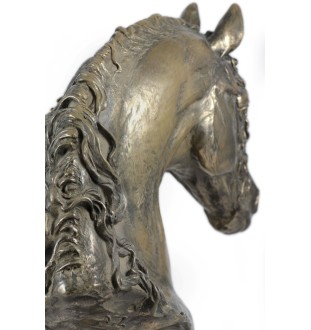 Friesisches Pferd Mary - eine große Statue mit einem Pferd, ein Büste auf einem steinernen Sockel, ein prestigeträchtiger Preis im Wettbewerb der Marke Art-Dog