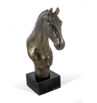 Hannoveranisches Pferd - eine große Statue mit einem Pferd, ein Büste auf einem steinernen Sockel, ein prestigeträchtiger Preis im Wettbewerb der Marke Art-Dog