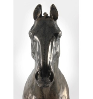 Hannoveranisches Pferd - eine große Statue mit einem Pferd, ein Büste auf einem steinernen Sockel, ein prestigeträchtiger Preis im Wettbewerb der Marke Art-Dog