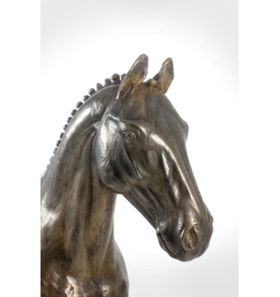 Hannoveranisches Pferd - eine große Statue mit einem Pferd, ein Büste auf einem steinernen Sockel, ein prestigeträchtiger Preis im Wettbewerb der Marke Art-Dog