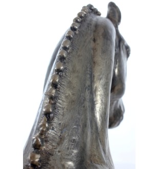 Hannoveranisches Pferd - eine große Statue mit einem Pferd, ein Büste auf einem steinernen Sockel, ein prestigeträchtiger Preis im Wettbewerb der Marke Art-Dog