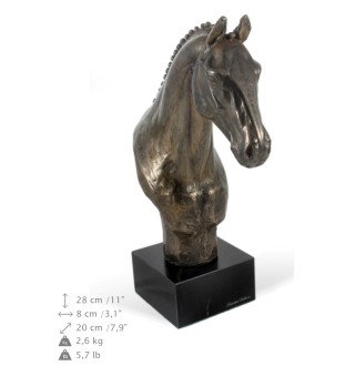 Hannoveranisches Pferd - eine große Statue mit einem Pferd, ein Büste auf einem steinernen Sockel, ein prestigeträchtiger Preis im Wettbewerb der Marke Art-Dog