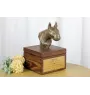 Bull Terrier, Bullterrier - Eine Ascheurne für Hunde mit einer Statuette, eine kleine Urne für Hunde, eine personalisierte Urne mit dem Porträt eines Hundes von der Marke Art-Dog.