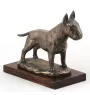 Bull Terrier, Bullterrier - Hundestatue, Figur auf weißem Sockel, Trophäe für die Art-Dog-Hundeaustellung.