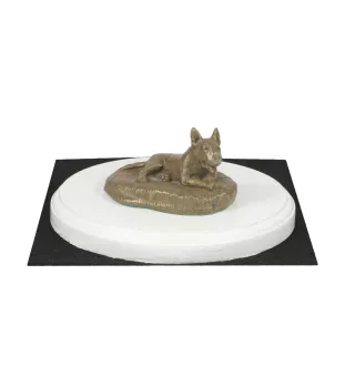 Bull Terrier, Bullterrier I - Hundestatue, Figur auf weißem Sockel, Trophäe für die Art-Dog-Hundeaustellung.