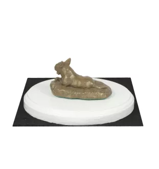 Bull Terrier, Bullterrier I - Hundestatue, Figur auf weißem Sockel, Trophäe für die Art-Dog-Hundeaustellung.