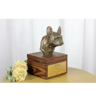 Französische Bulldogge I - Eine Ascheurne für Hunde mit einer Statuette, eine kleine Urne für Hunde, eine personalisierte Urne mit dem Porträt eines Hundes von der Marke Art-Dog.