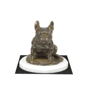 Französische Bulldogge II - Hundestatue, Figur auf weißem Sockel, Trophäe für die Art-Dog-Hundeaustellung.