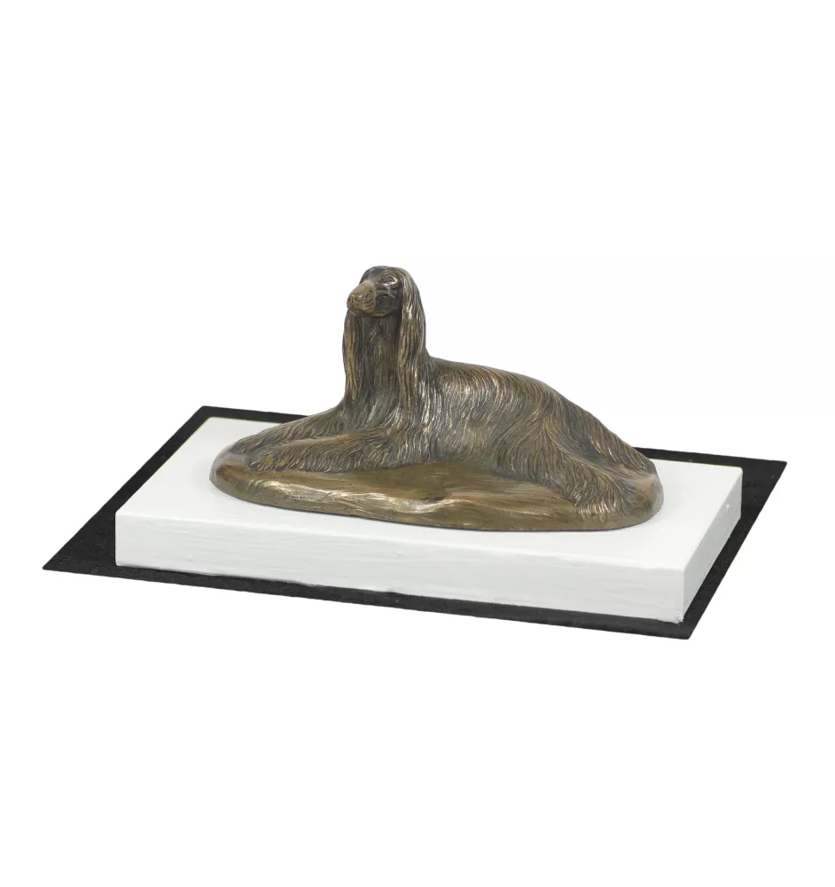 Afghanischer Windhund, Afghane - Hundestatue, Figur auf weißem Sockel, Trophäe für die Art-Dog-Hundeaustellung.