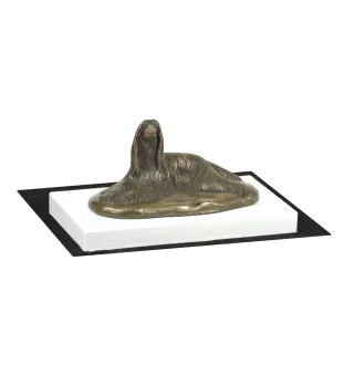 Afghanischer Windhund, Afghane - Hundestatue, Figur auf weißem Sockel, Trophäe für die Art-Dog-Hundeaustellung.