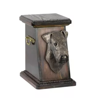 Airedale Terrier, Waterside Terrier eine Ascheurne für Hunde, eine elegante Urne mit einer Statue, eine Gedenkurne mit dem Porträt eines Hundes von der Marke Art-Dog