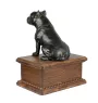 American Staffordshire Terrier, Amstaff - Eine Urne für die Asche eines Hundes mit einer Statue, eine personalisierte hölzerne Urne, eine kleine Urne für Hundeschnuppen der Marke Art-Dog.
