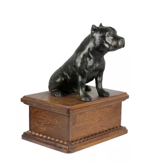American Staffordshire Terrier, Amstaff - Eine Urne für die Asche eines Hundes mit einer Statue, eine personalisierte hölzerne Urne, eine kleine Urne für Hundeschnuppen der Marke Art-Dog.