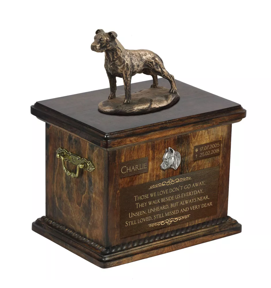 American Staffordshire Terrier, Amstaff V - Eine Urne für die Asche eines Hundes, eine Urne mit einer Statue, eine personalisierte Hundeurne von der Marke Art-Dog.