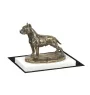 American Staffordshire Terrier, Amstaff - Hundestatue, Figur auf weißem Sockel, Trophäe für die Art-Dog-Hundeaustellung.