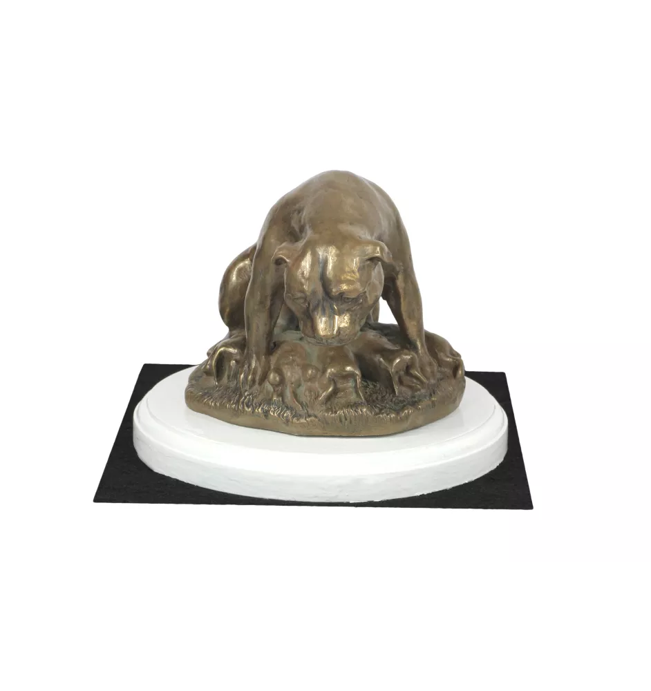 American Staffordshire Terrier, Amstaff I - Hundestatue, Figur auf weißem Sockel, Trophäe für die Art-Dog-Hundeaustellung.