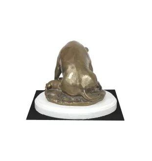American Staffordshire Terrier, Amstaff I - Hundestatue, Figur auf weißem Sockel, Trophäe für die Art-Dog-Hundeaustellung.
