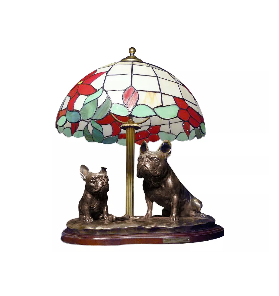 Französische Bulldogge - Lampe mit einem Lampenschirm aus Tiffanyglas, Tischlampe mit einer Hunde-Statuette, Inneneinrichtung im Retro-Stil der Marke Art-Dog
