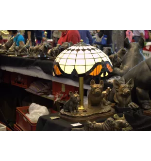 Französische Bulldogge - Lampe mit einem Lampenschirm aus Tiffanyglas, Tischlampe mit einer Hunde-Statuette, Inneneinrichtung im Retro-Stil der Marke Art-Dog