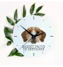Basset Fauve de Bretagne - geometrische Wanduhr mit Bild und Aufschrift der Marke Art-Dog