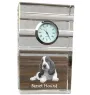 Basset Hound - une horloge en verre avec une photo, une photo de chien dans un cristal, une horloge de bureau personnalisée de la marque Art-Dog