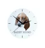 Basset Hound - geometrische Wanduhr mit Bild und Aufschrift der Marke Art-Dog