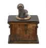 Bichon Frise, Gelockter Bichon, Tenneriffahündchen eine Urne für die Asche des Hundes, eine Urne mit einer Statue, eine elegante Urne im klassischen Stil der Marke Art-Dog