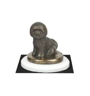 Bichon Frise, Gelockter Bichon, Tenneriffahündchen - Hundestatue, Figur auf weißem Sockel, Trophäe für die Art-Dog-Hundeaustellung.