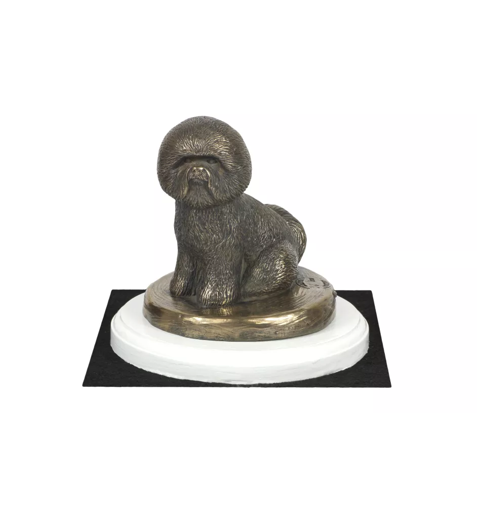 Bichon Frise, Gelockter Bichon, Tenneriffahündchen - Hundestatue, Figur auf weißem Sockel, Trophäe für die Art-Dog-Hundeaustellung.