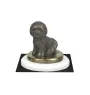Bichon Frise, Gelockter Bichon, Tenneriffahündchen - Hundestatue, Figur auf weißem Sockel, Trophäe für die Art-Dog-Hundeaustellung.