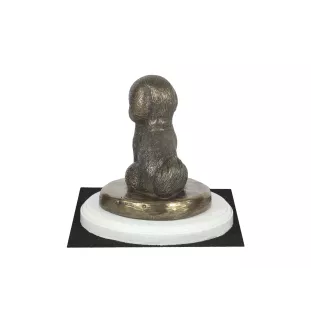 Bichon Frise, Gelockter Bichon, Tenneriffahündchen - Hundestatue, Figur auf weißem Sockel, Trophäe für die Art-Dog-Hundeaustellung.