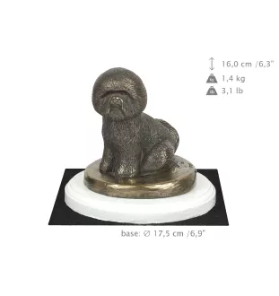 Bichon Frise, Gelockter Bichon, Tenneriffahündchen - Hundestatue, Figur auf weißem Sockel, Trophäe für die Art-Dog-Hundeaustellung.
