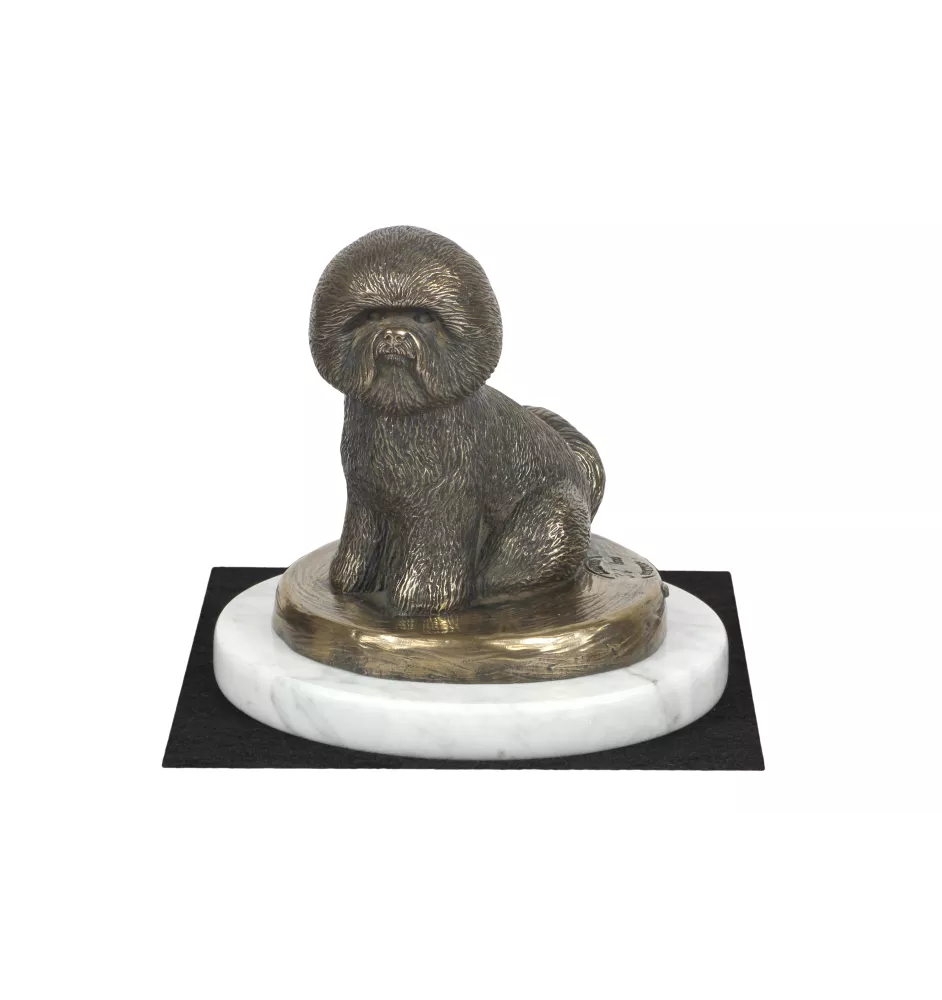Bichon Frise, Gelockter Bichon, Tenneriffahündchen - Hundestatue, Figur auf weißem Marmor, Trophäe für die Art-Dog-Hundeaustellung